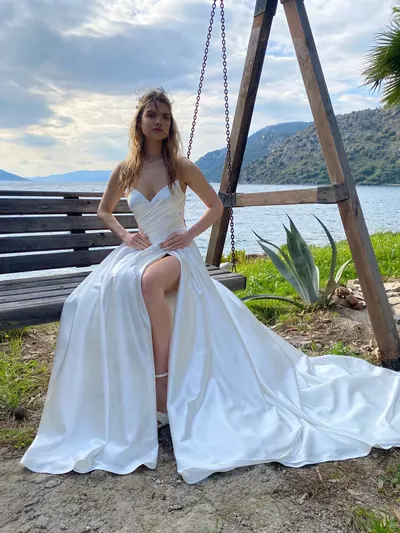 Alice Saten Straplez Yırtmaçlı Gelinlik