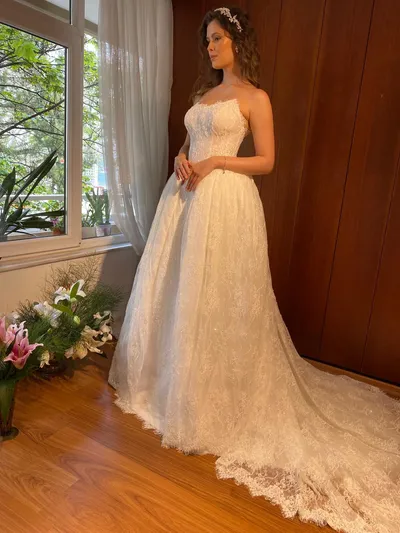 Kelly Gelinlik: Romantik Dantel İşlemeli Straplez Zarafet