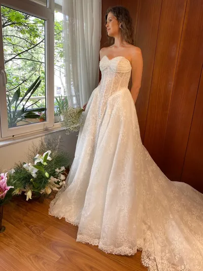 Lotus Gelinliği: Romantik Dantel İşlemeli Straplez Tasarım