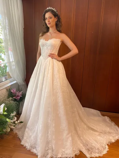Liz Gelinlik: Romantik Dantel İşlemeli Straplez Model