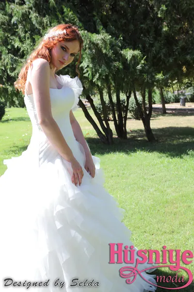 Naz Gelinlik: Romantik Katmanlı Zarafet